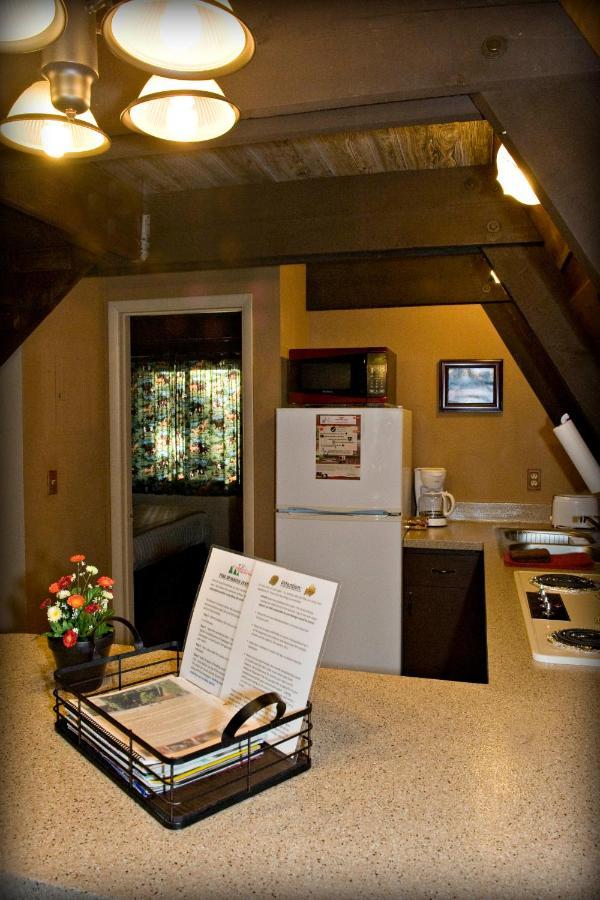 Cabins On Strawberry Hill Hotel Pine Esterno foto
