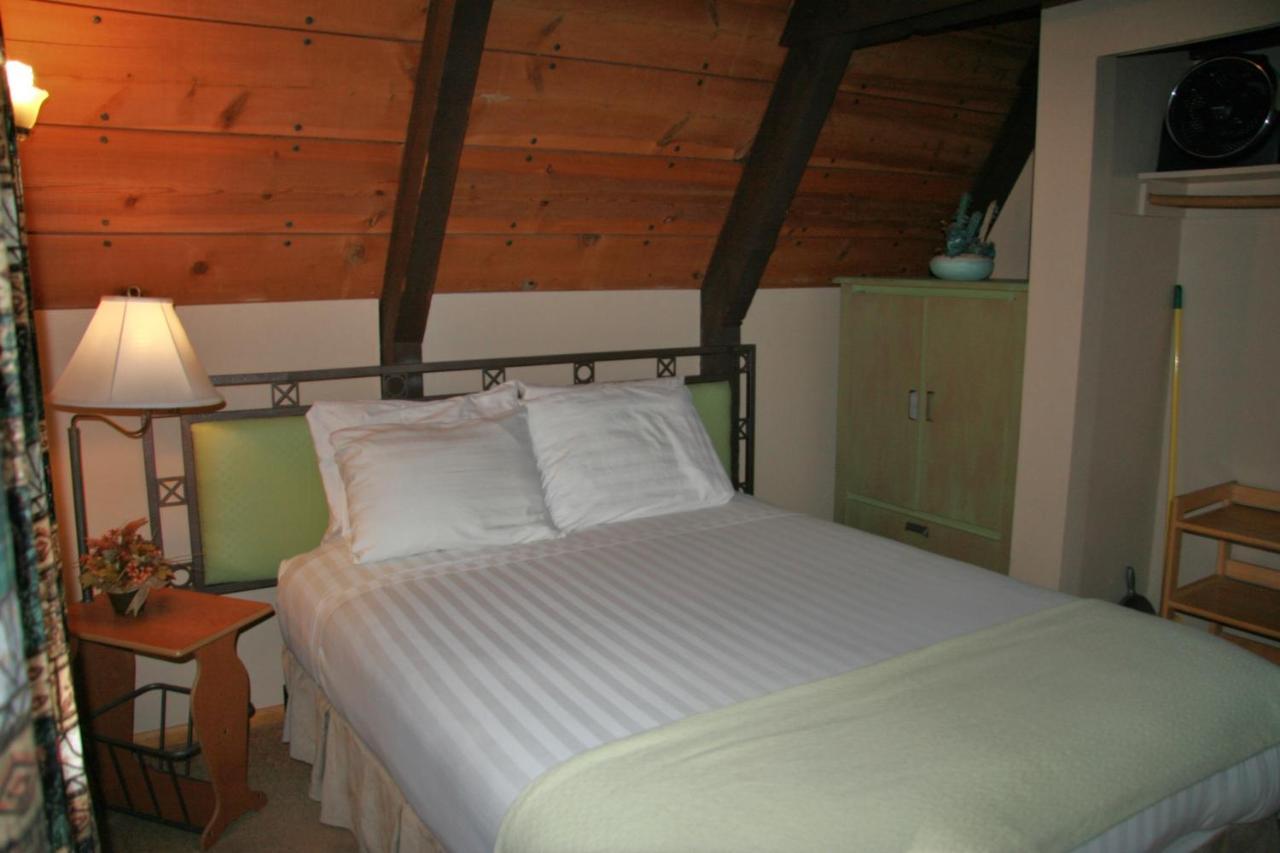 Cabins On Strawberry Hill Hotel Pine Esterno foto