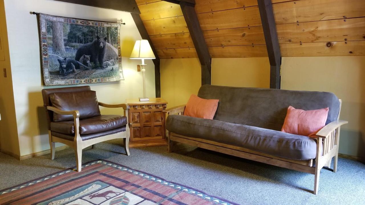 Cabins On Strawberry Hill Hotel Pine Esterno foto
