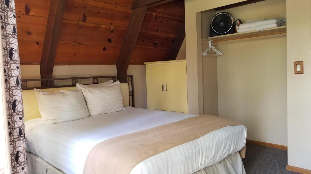 Cabins On Strawberry Hill Hotel Pine Esterno foto